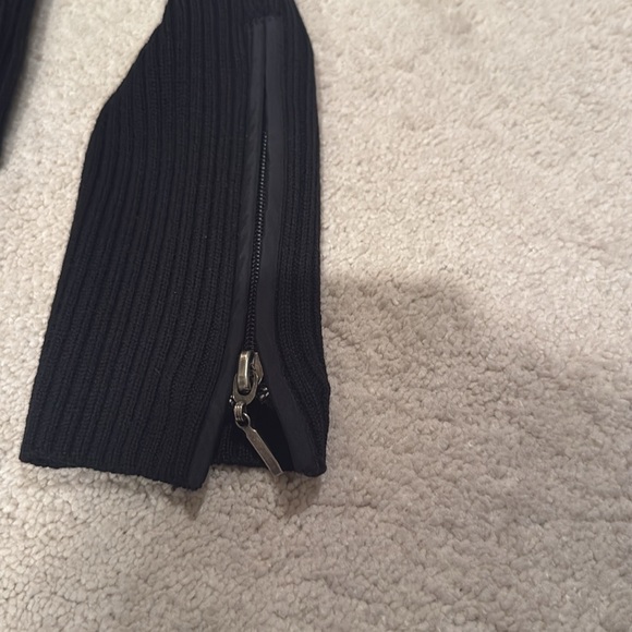 Elite Tahari two piece sweater - Picture 5 of 5